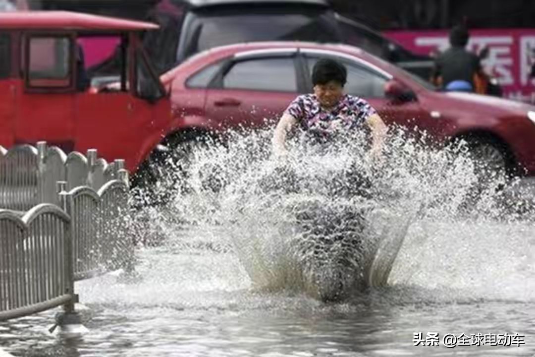 电动车被大雨淋了一晚注意事项（下暴雨电动车会被淋坏吗）-第2张图片